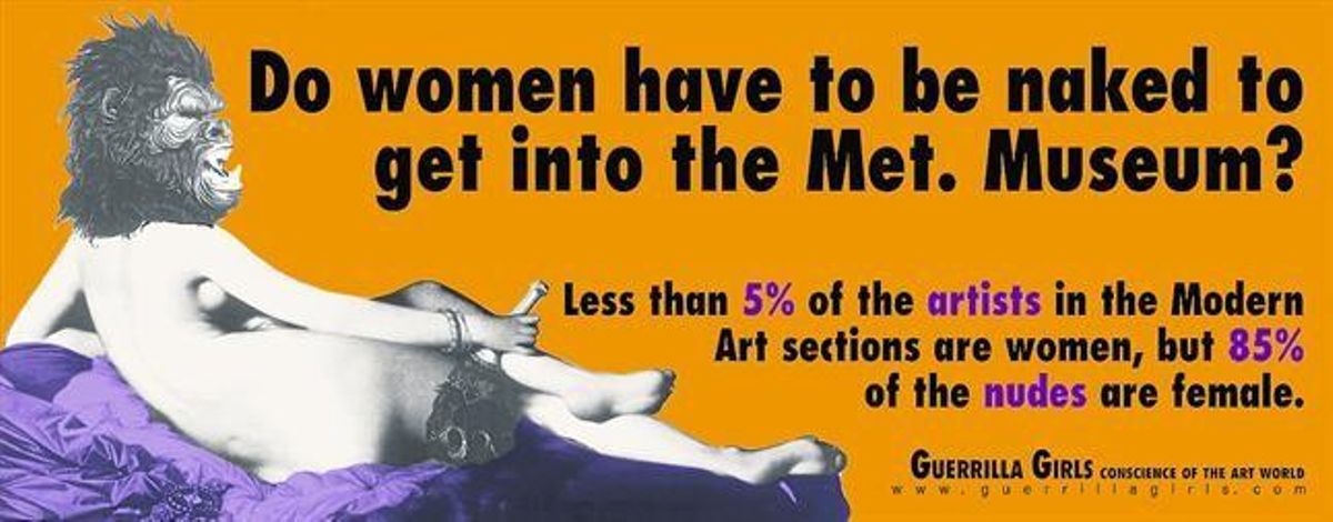 A la izquierda, uno de sus carteles: «¿Tienen que ir las mujeres desnudas para entrar en el Metropolitan?». En la silueta, una de sus imágenes icónicas. A la izquierda, uno de sus carteles: «¿Tienen que ir las mujeres desnudas para entrar en el Metropolitan?». En la silueta, una de sus imágenes icónicas.