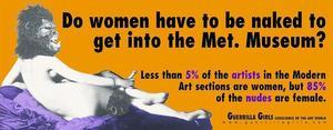 A l’esquerra, un dels seus cartells: «¿Les dones han d’anar despullades per entrar al Metropolitan?». En la silueta, una de les seves imatges icòniques.