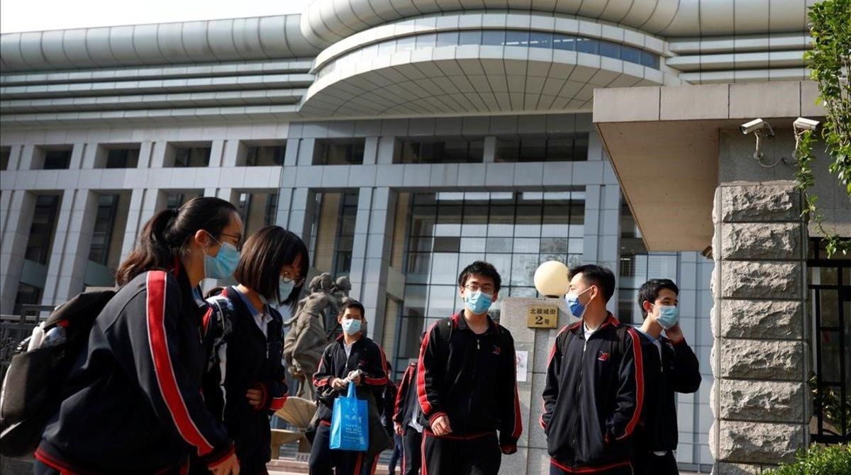 Estudiantes con mascarilla en un instituto de Pekín, este lunes. Estudiantes con mascarilla en un instituto de Pekín, este lunes.