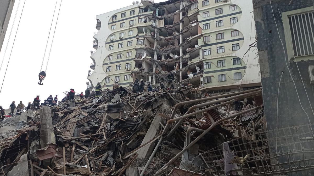 Diyarbakir (Turkey), 06/02/2023.- People and emergency personnel search for victims at the site of a collapsed building after a powerful earthquake in Diyarbakir, southeast of Turkey, 06 February 2023. According to the US Geological Service, an earthquake with a preliminary magnitude of 7.8 struck southern Turkey close to the Syrian border. The earthquake caused buildings to collapse and sent shockwaves over northwest Syria, Cyprus, and Lebanon. (Terremoto/sismo, Chipre, Líbano, Siria, Turquía) EFE/EPA/DENIZ TEKIN