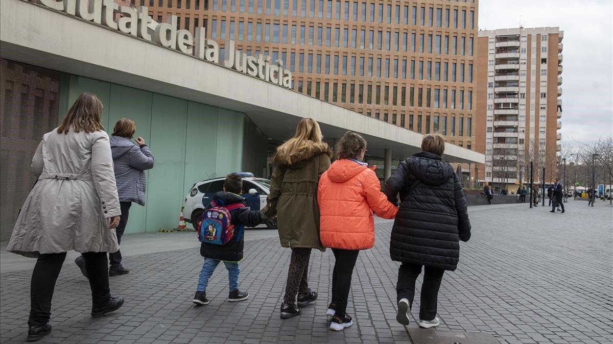 Silvia coge de la mano a sus hijos (en el centro) antes de entrar en la Ciutat de la Justícia de Barcelona, este miércoles.