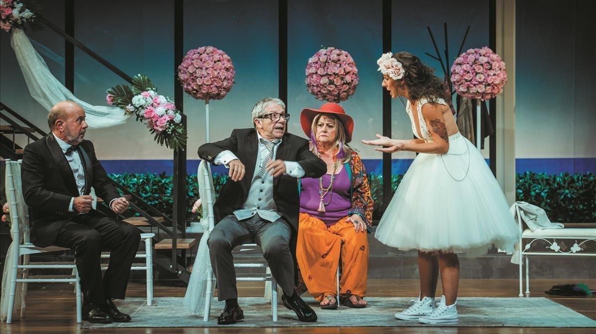 Pep Sais, Joan Pera, Maife Gil y Anna Carreño, en una escena de ‘El pare de la núvia’.