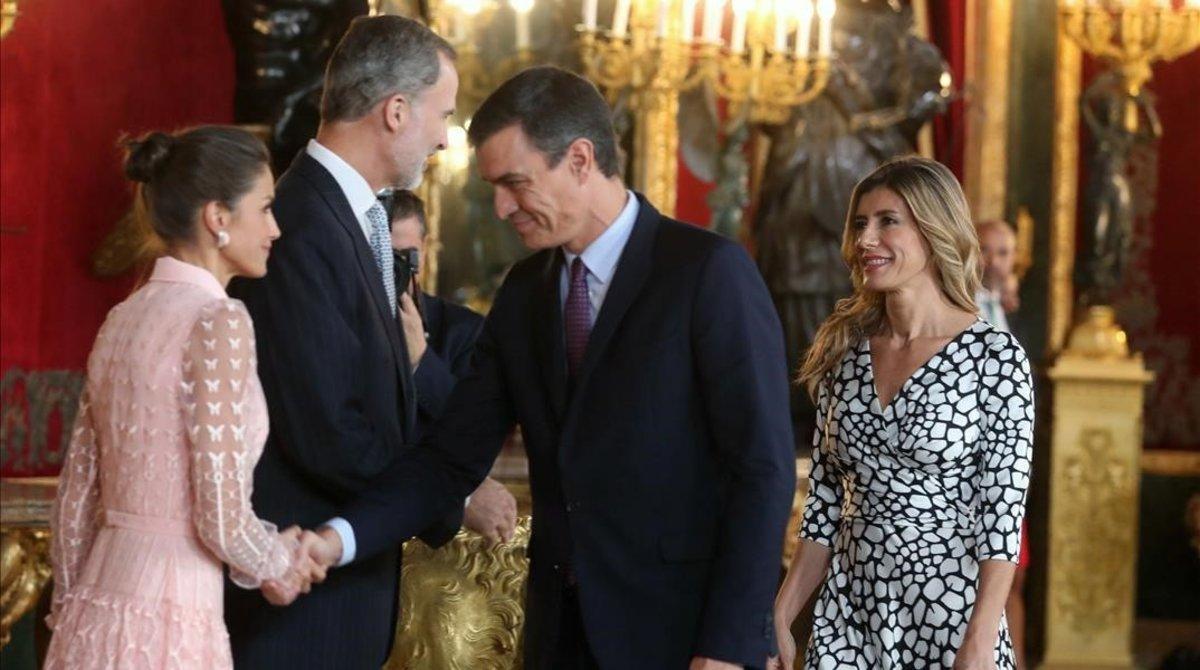 Los reyes saludan al presidente del Gobierno, Pedro Sánchez, y su esposa en la recepción del Palacio Real.
