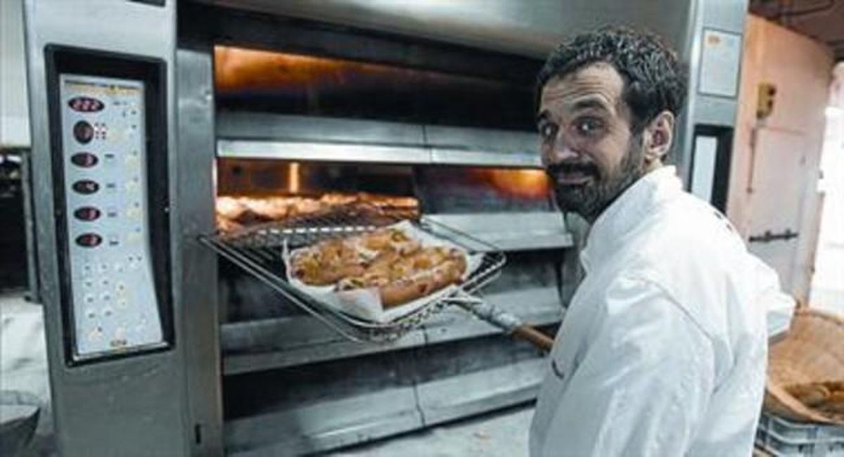 Daniel Jordà, la madrugada del martes, en el obrador del Forn Trinitat, que comparte con sus hermanos. Daniel Jordà, la madrugada del martes, en el obrador del Forn Trinitat, que comparte con sus hermanos.