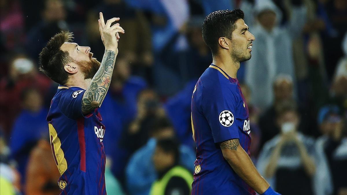 Leo Messi celebra el segundo gol del Barça al Olympiacos ante Luis Suárez.