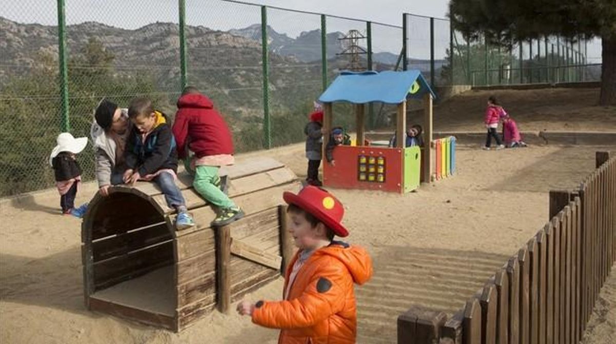 Hora del patio en la escuela pública Santa Eulàlia de Berga. Hora del patio en la escuela pública Santa Eulàlia de Berga.