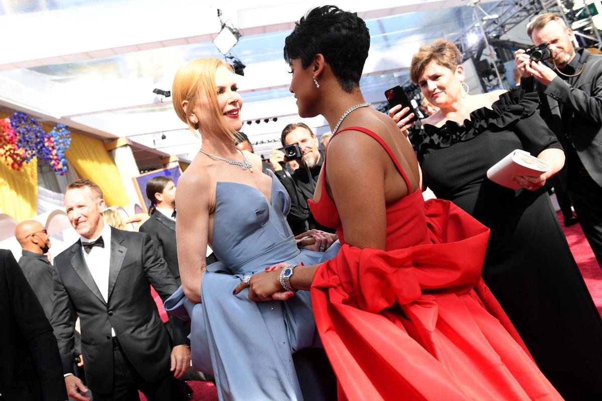 Nicole Kidman y Ariana DeBose, en la alfombra roja, a su llegada al teatro Dolby de Los Ángeles.