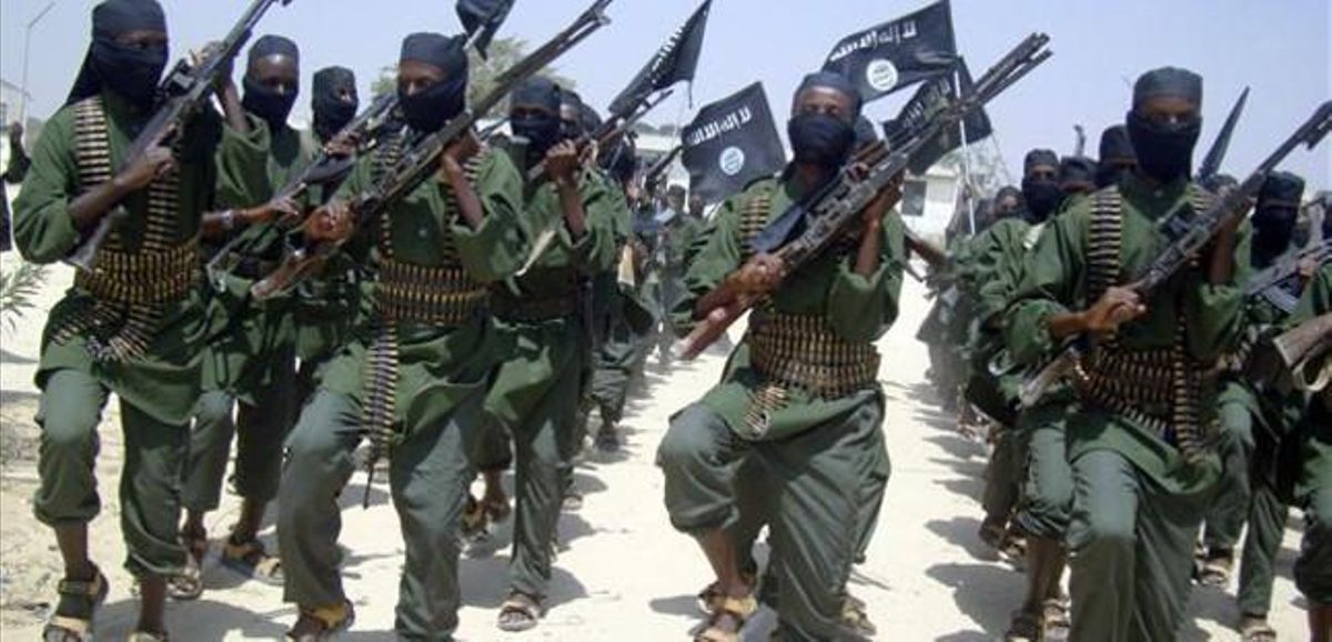 Combatientes de Al Shabab marchan en unos ejercicios militares. Combatientes de Al Shabab marchan en unos ejercicios militares.