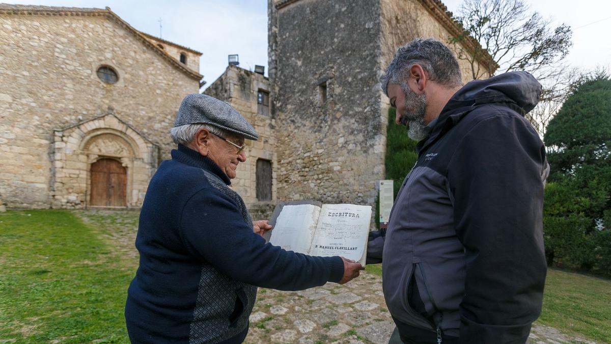 Isidre Hugas y su hijo, también Isidre, muestran las escrituras de su finca, fechadas en 1849, con las que han derrotado judicialmente al obispado de Sant Feliu.