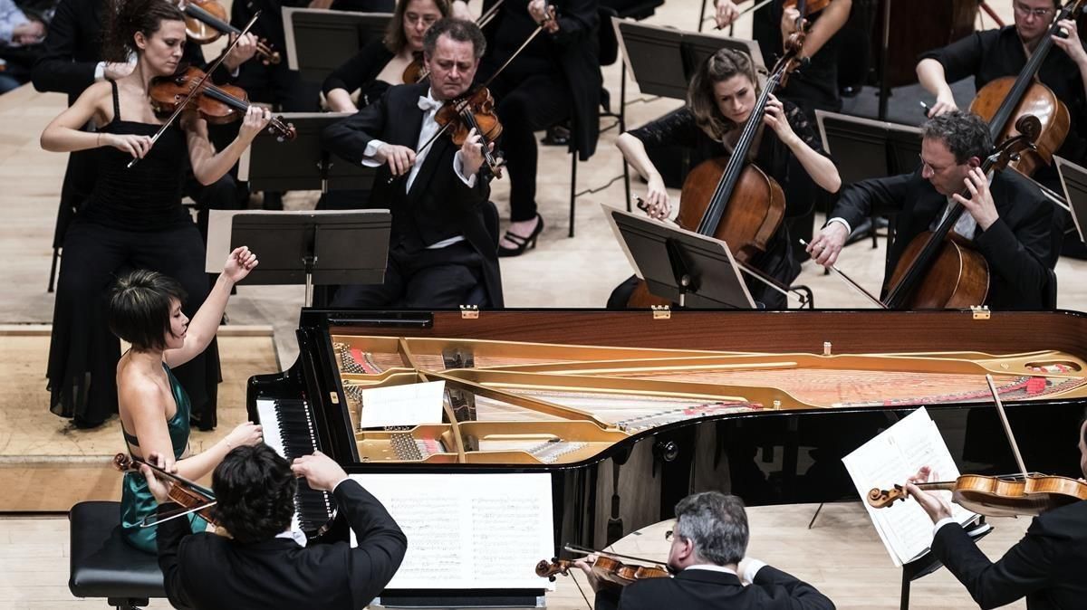 La pianista Yuja Wang y la Chamber Orchestra of Europe durante el concierto del pasado sábado en en el Auditori. La pianista Yuja Wang y la Chamber Orchestra of Europe durante el concierto del pasado sábado en en el Auditori.