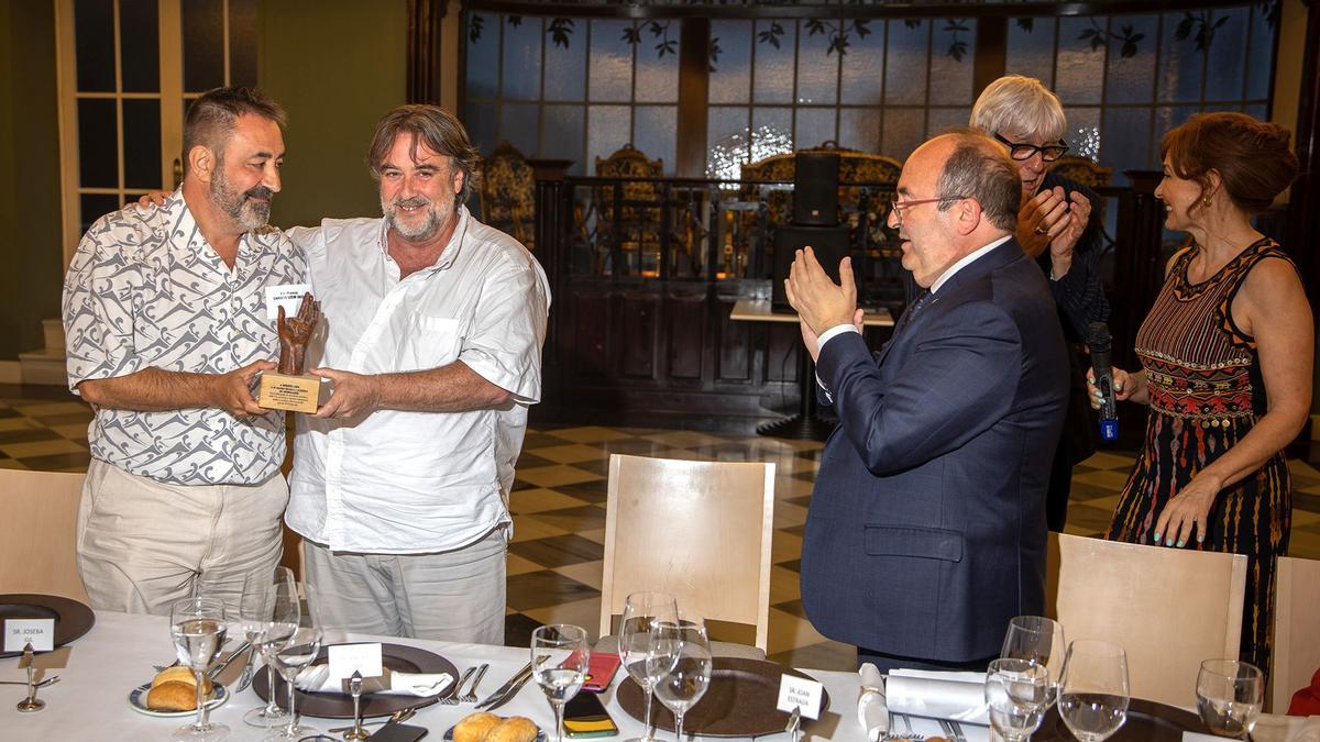 El productor Joseba Gil y el director Andrés Lima con el premio Christa Lem que les ha entregado el ministro de Cultura Miquel Iceta