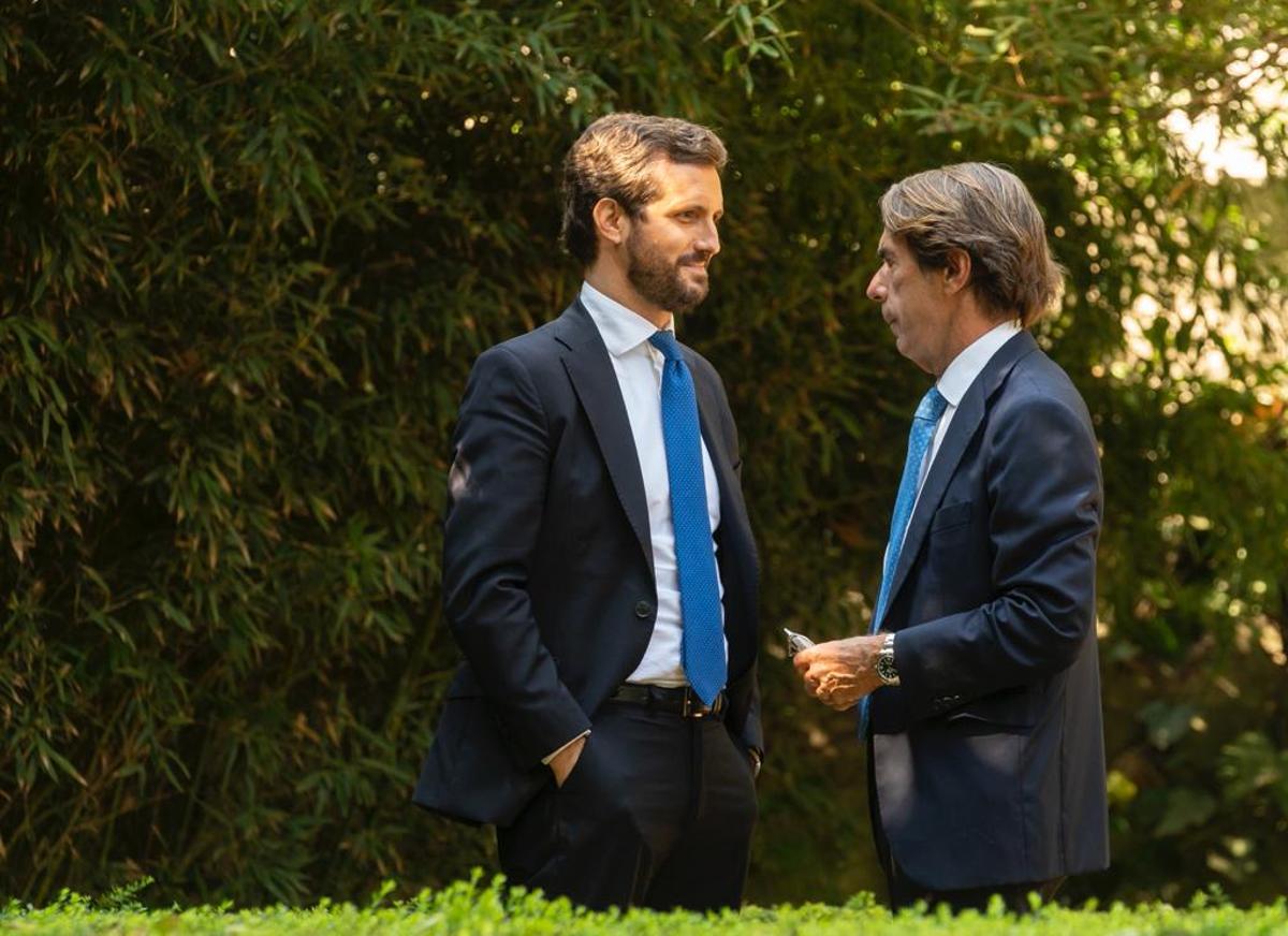 Pablo Casado y José María Aznar, el pasado enero, en los jardines de Villa Luisa de Sevilla.
