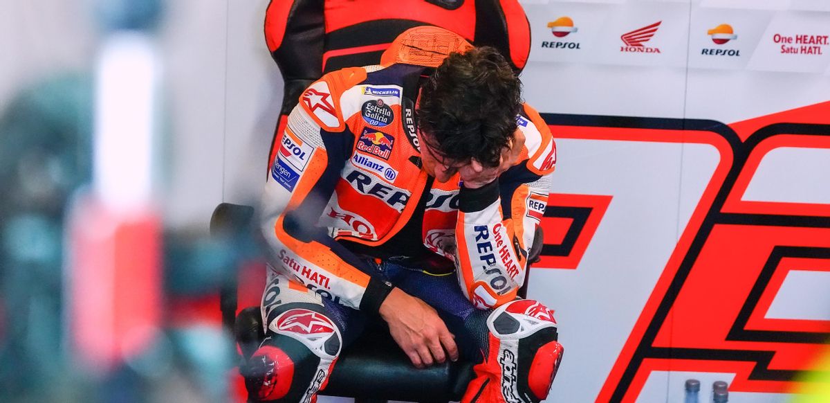 Marc Márquez se derrumba, agotado, nada más sentarse en su silla en el box del equipo Repsol Honda. Marc Márquez se derrumba, agotado, nada más sentarse en su silla en el box del equipo Repsol Honda.