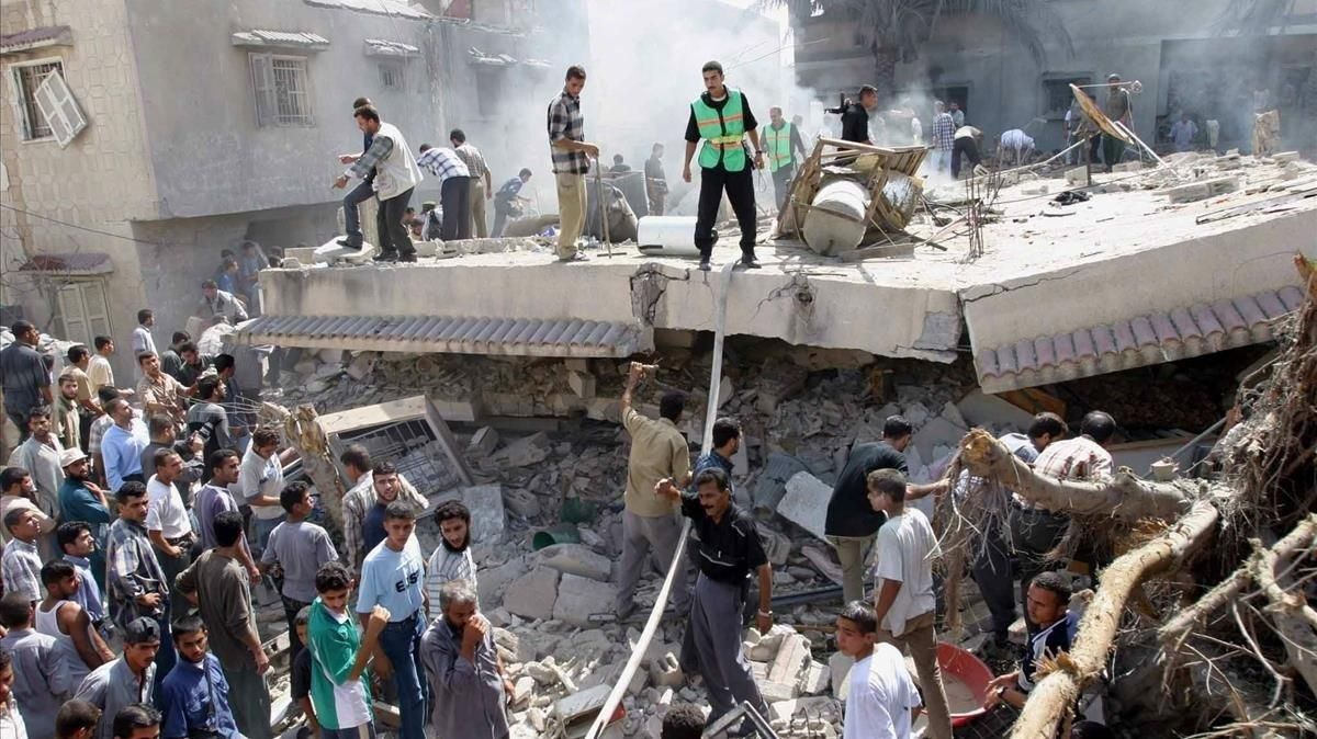 Ruinas de la vivienda del líder de Hamas Mahmoud al-Zahar destrozada por un misil israelí en Gaza, en septiembre del 2003. Ruinas de la vivienda del líder de Hamas Mahmoud al-Zahar destrozada por un misil israelí en Gaza, en septiembre del 2003.