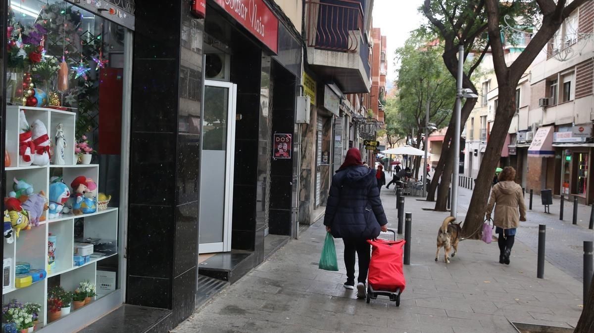 Calle de Sant Carles, en Santa Coloma de Gramenet, donde numerosos comercios admiten la moneda local, la grama, desde hace un año. Calle de Sant Carles, en Santa Coloma de Gramenet, donde numerosos comercios admiten la moneda local, la grama, desde hace un año.