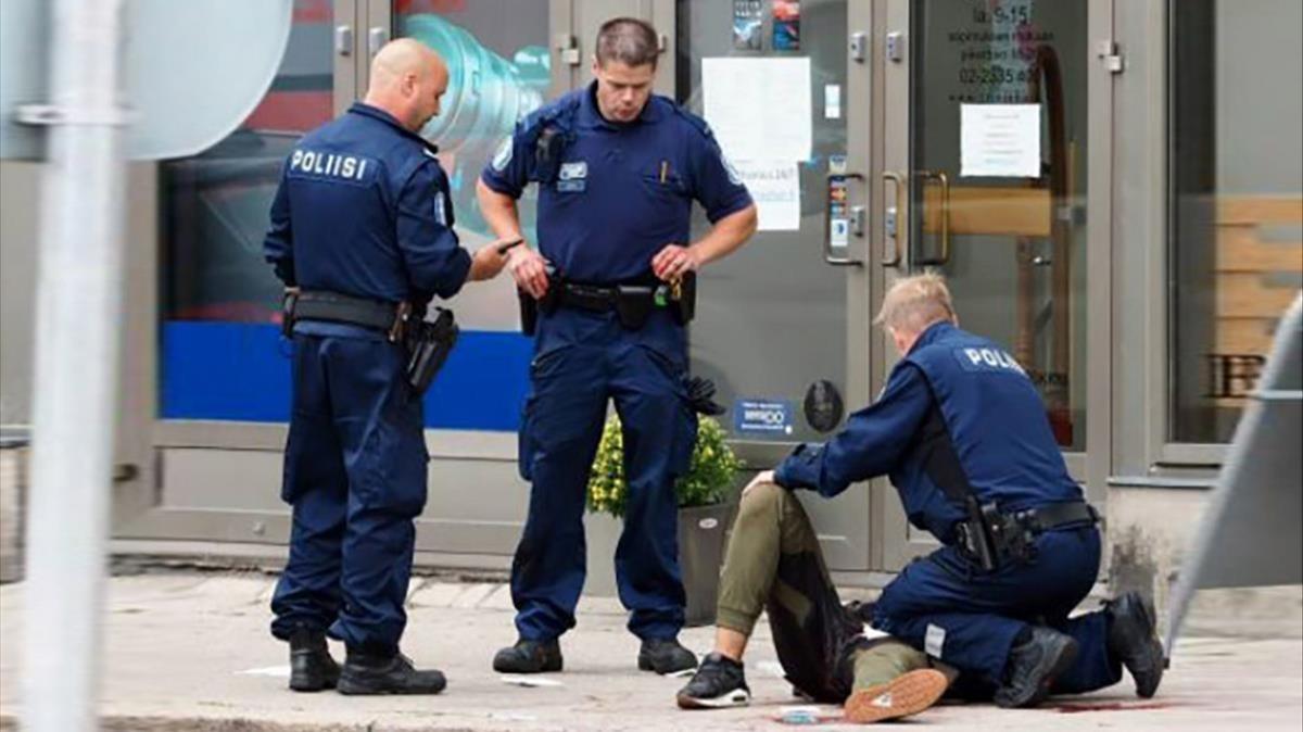 La policía atiende a uno de los heridos en Turku.