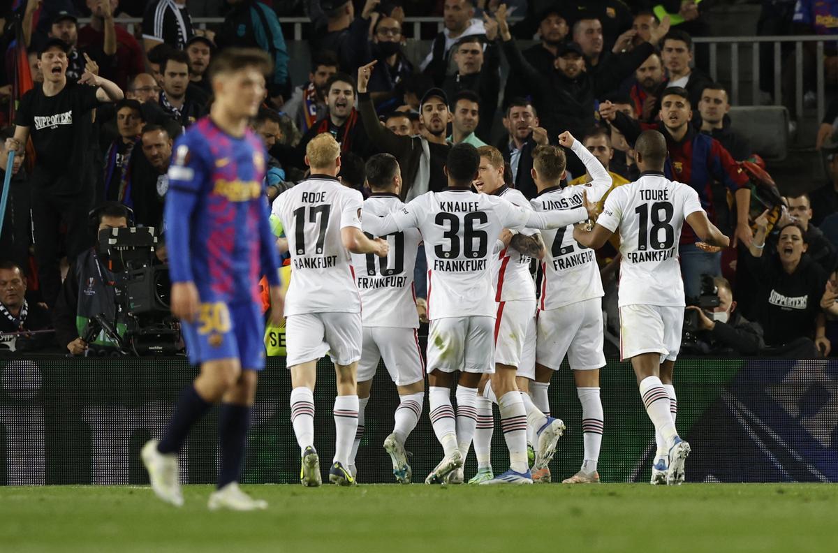 Los jugadores del EIntracht celebran uno de los goles en el Camp Nou