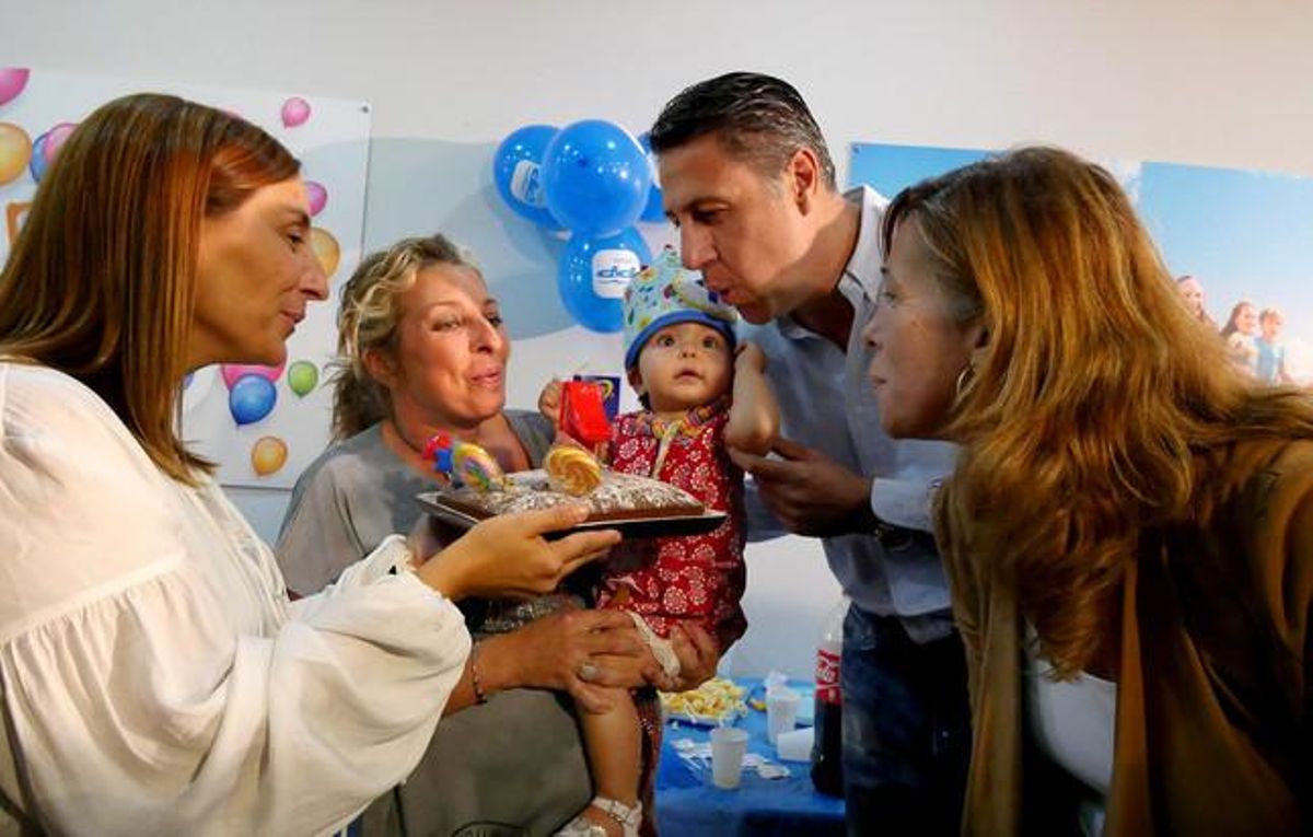 Xavier García Albiol y Alicia Sánchez-Camacho, en un acto con niños, este jueves en Barcelona. Xavier García Albiol y Alicia Sánchez-Camacho, en un acto con niños, este jueves en Barcelona.