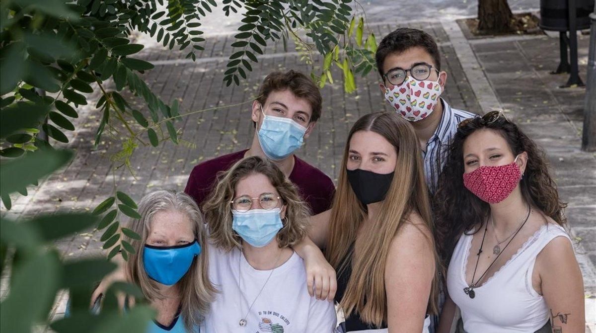 Algunos de los miembros de Maletas Viejas en al calle Alt, el viernes. Algunos de los miembros de Maletas Viejas en al calle Alt, el viernes.