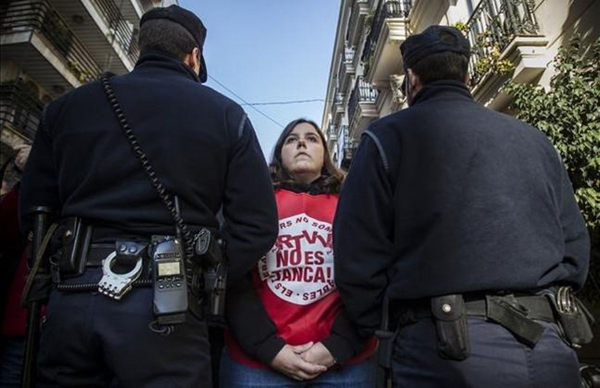 Una trabajadora de Canal 9 protesta por cl cierre de la cadena ante la Generalitat valenciana. Una trabajadora de Canal 9 protesta por cl cierre de la cadena ante la Generalitat valenciana.