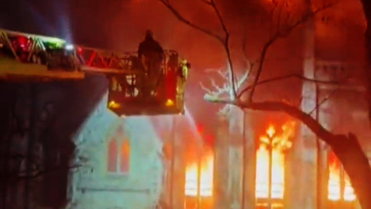 Un incendio destruyó una iglesia catalogada como patrimonio, St Mark's en St John's Wood, al noroeste de Londres.
