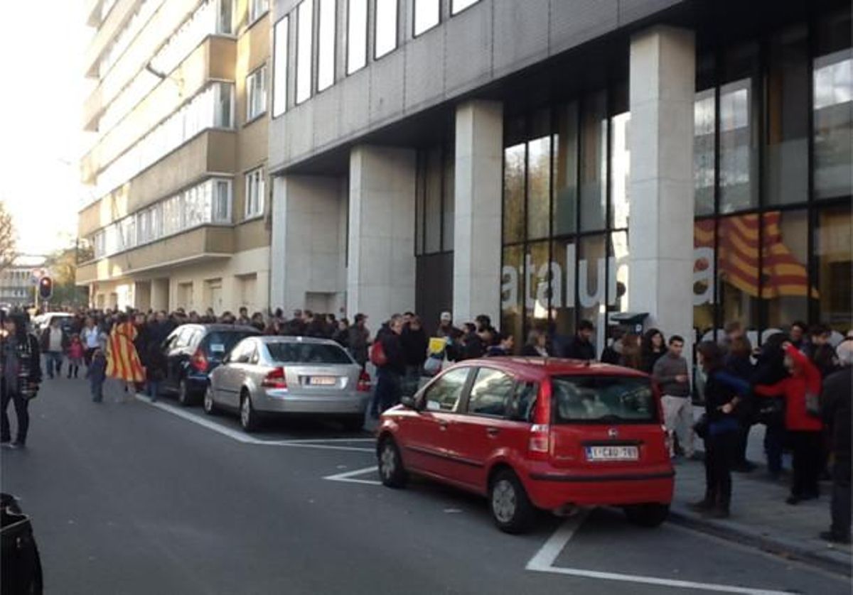 Largas colas de votantes catalanes en Bruselas. Largas colas de votantes catalanes en Bruselas.