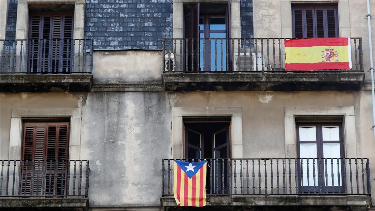 Una ’estelada’ y una bandera de España, en balcones de Barcelona.