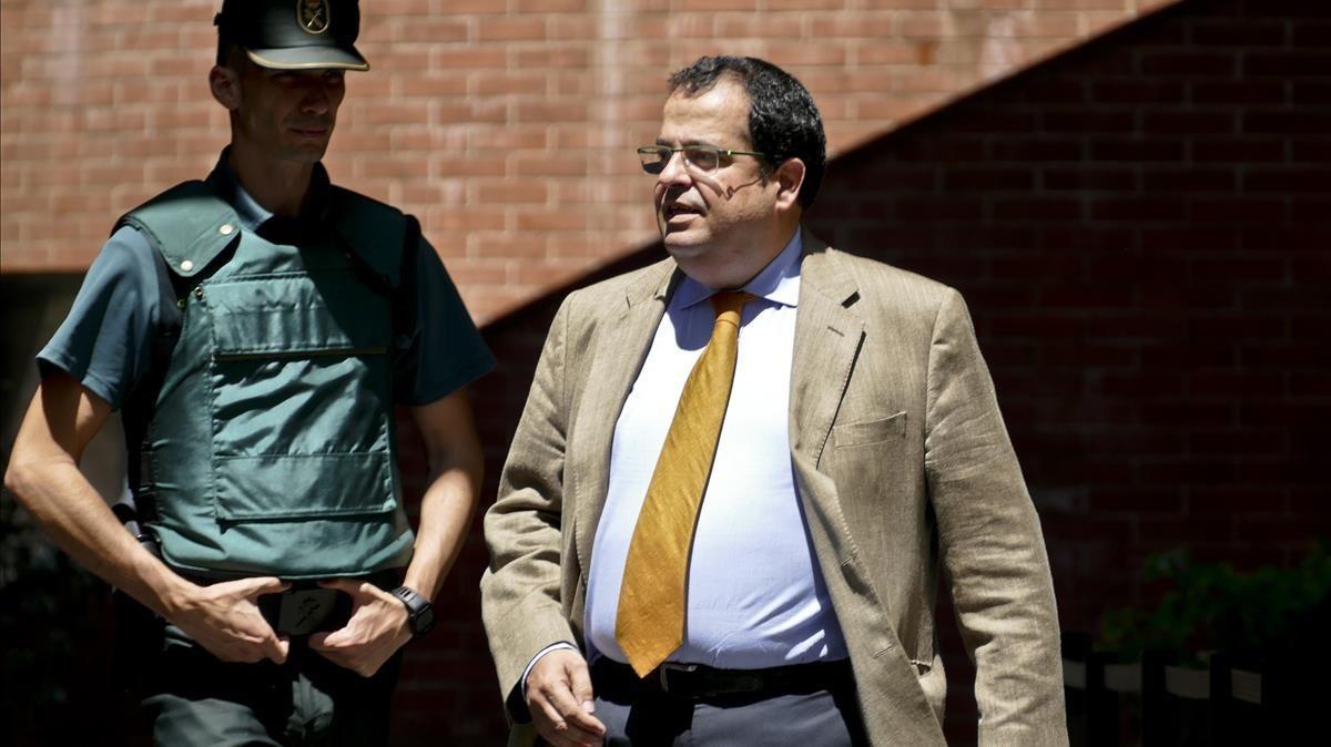 Joan Ignasi Elena, que fue portavoz del Pacte Nacional pel Referèndum, tras salir de declarar del cuartel de la Guardia Civil de Barcelona, el pasado 27 de julio.