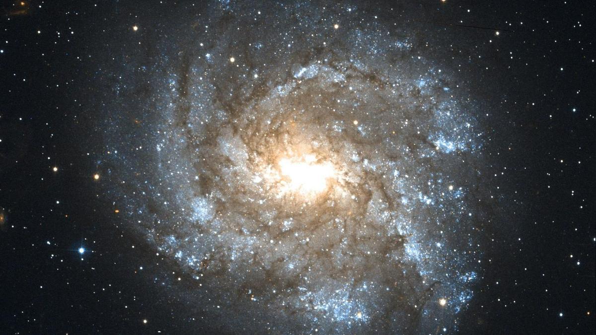 La galaxia NGC 2082, a 20 segundos de arco del centro de la cual se detectaron las misteriosas señales.