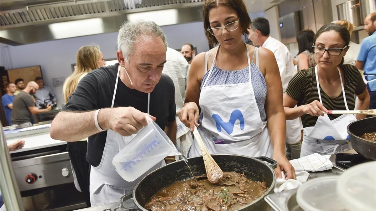 Ferran Adrià añade agua a un fricandó. Ferran Adrià añade agua a un fricandó.