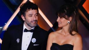 Rodrigo Sorogoyen, con Penélope Cruz, tras recibir el Goya a la mejor película por ’As bestas’