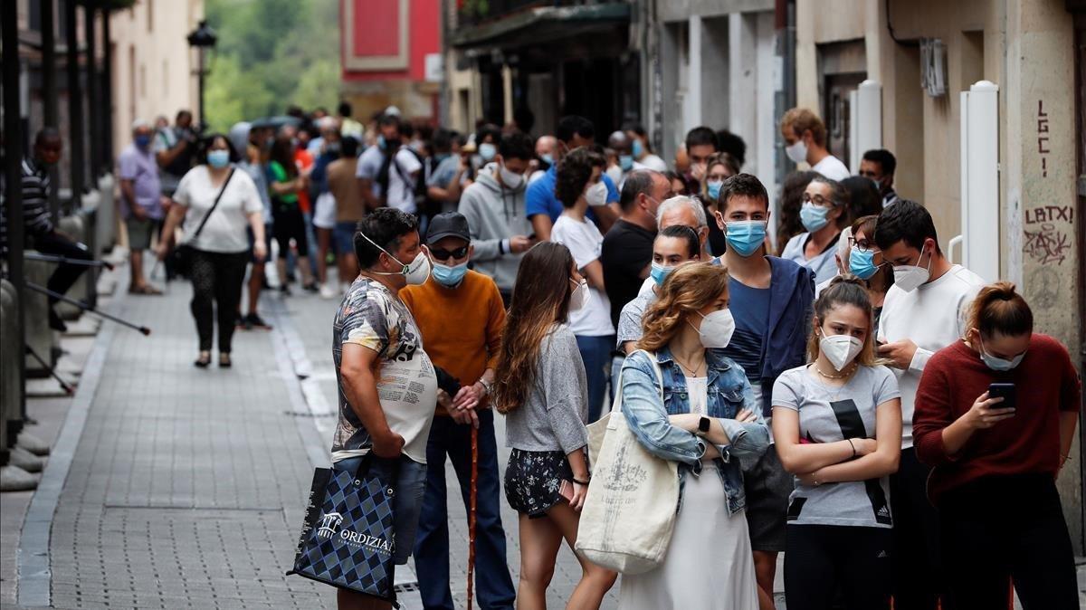 Euskadi i Galícia prohibeixen anar a votar a les persones amb coronavirus