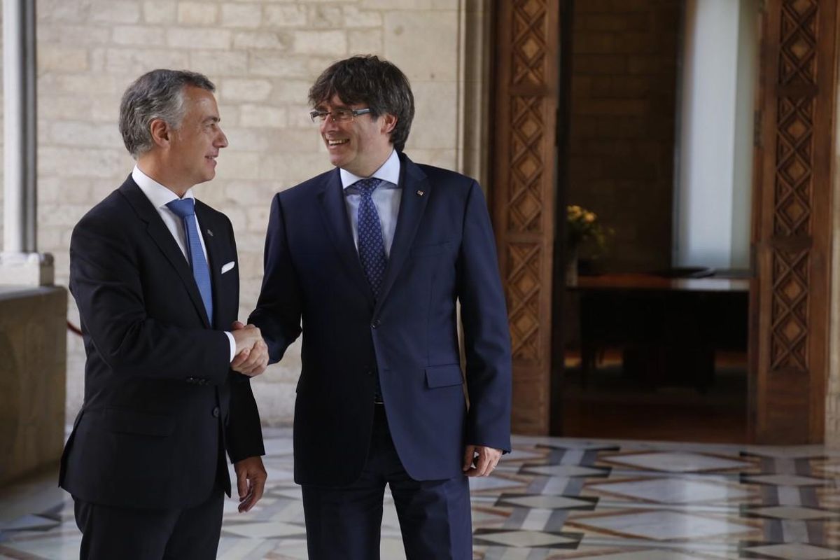 Íñigo Urkullu y Carles Puigdemont, el pasado junio, en Barcelona. Íñigo Urkullu y Carles Puigdemont, el pasado junio, en Barcelona.