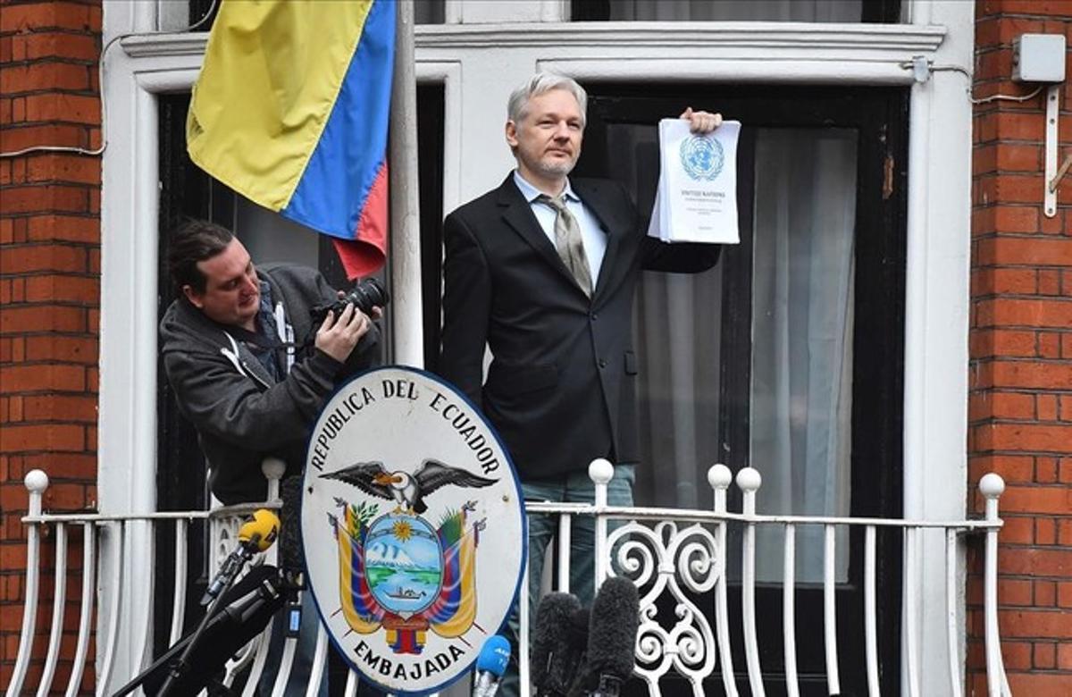 El fundador de Wikileaks, Julian Assange, se dirige a los medios desde el balcón de la embajada de Ecuador en Londres.Foto de archivo. Febrero del 2016.