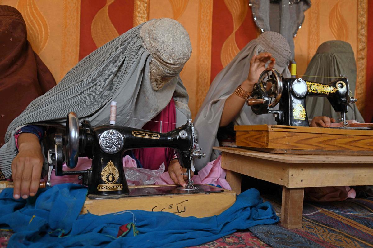Afganas con burka trabajando en Kandahar