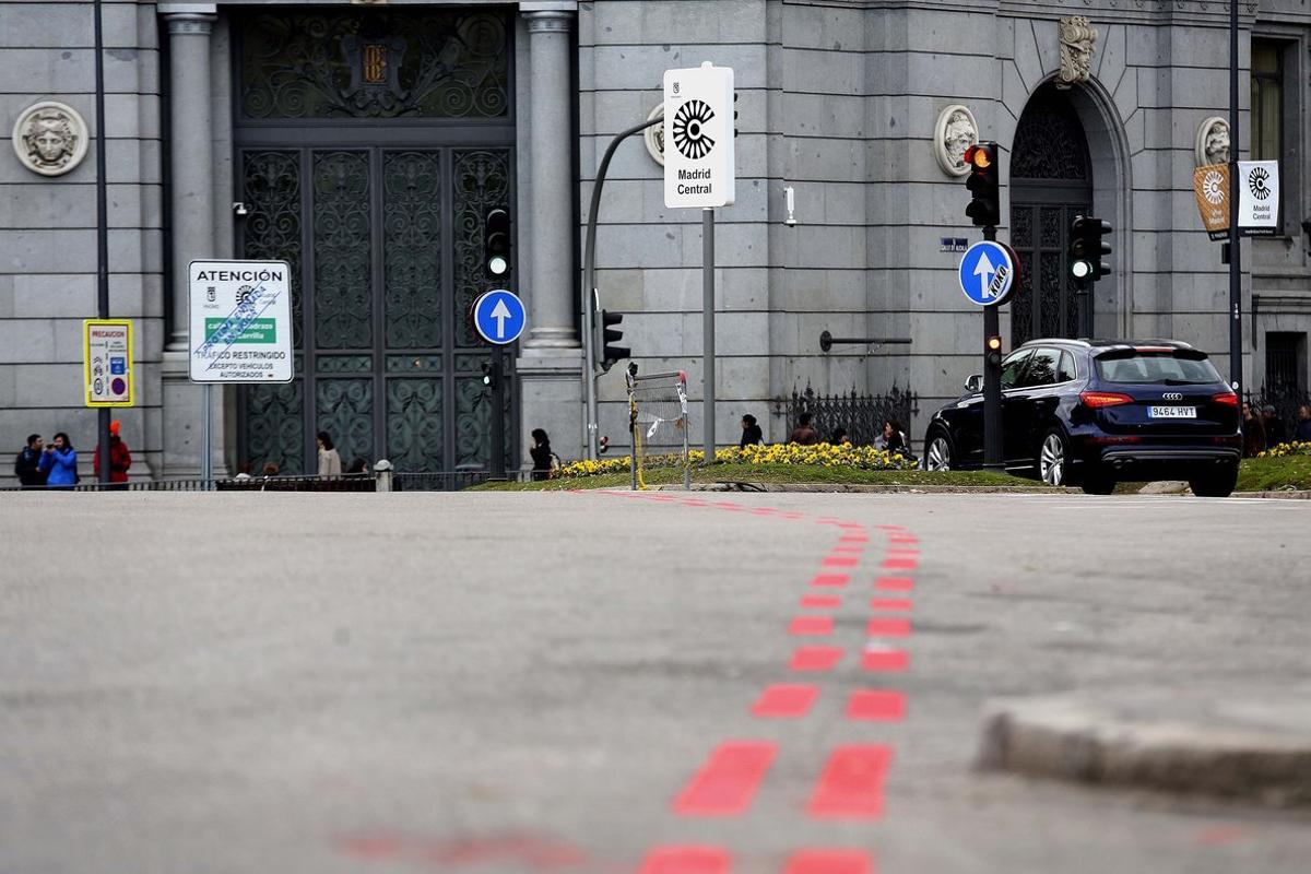 Señales verticales y rayas rojas en el suelo que delimitan Madrid Central.  