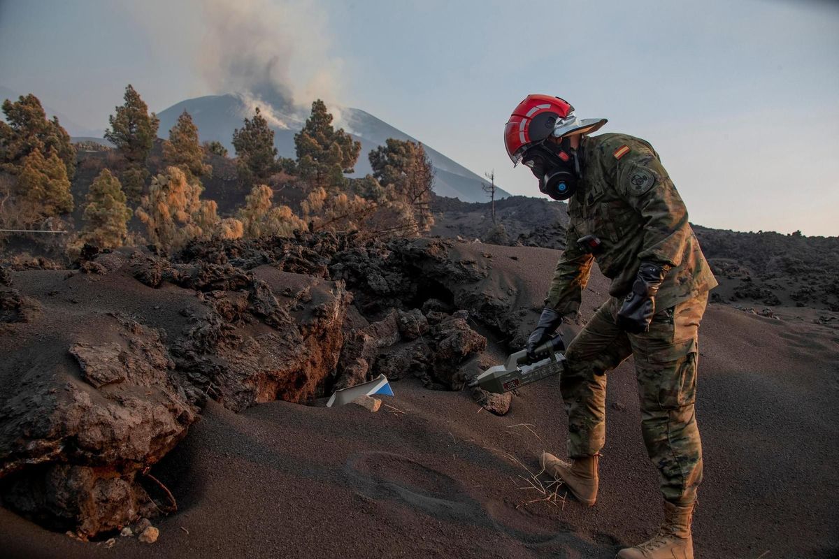 Miembros de la Unidad Militar de Emergencias (UME) y del Ejército de Tierra continúan este martes con las monitorizaciones de los gases en las zonas de exclusión en Santa Cruz de la Palma. EFE/ Luismi Ortiz / Unidad Militar de Emergencias (UME) SOLO USO EDITORIAL/SOLO DISPONIBLE PARA ILUSTRAR LA NOTICIA QUE ACOMPAÑA (CRÉDITO OBLIGATORIO) Miembros de la Unidad Militar de Emergencias (UME) y del Ejército de Tierra continúan este martes con las monitorizaciones de los gases en las zonas de exclusión en Santa Cruz de la Palma. EFE/ Luismi Ortiz / Unidad Militar de Emergencias (UME) SOLO USO EDITORIAL/SOLO DISPONIBLE PARA ILUSTRAR LA NOTICIA QUE ACOMPAÑA (CRÉDITO OBLIGATORIO)