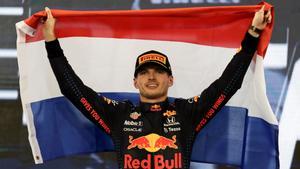 Verstappen, en el podio de Abu Dabi con la bandera de los Países Bajos.