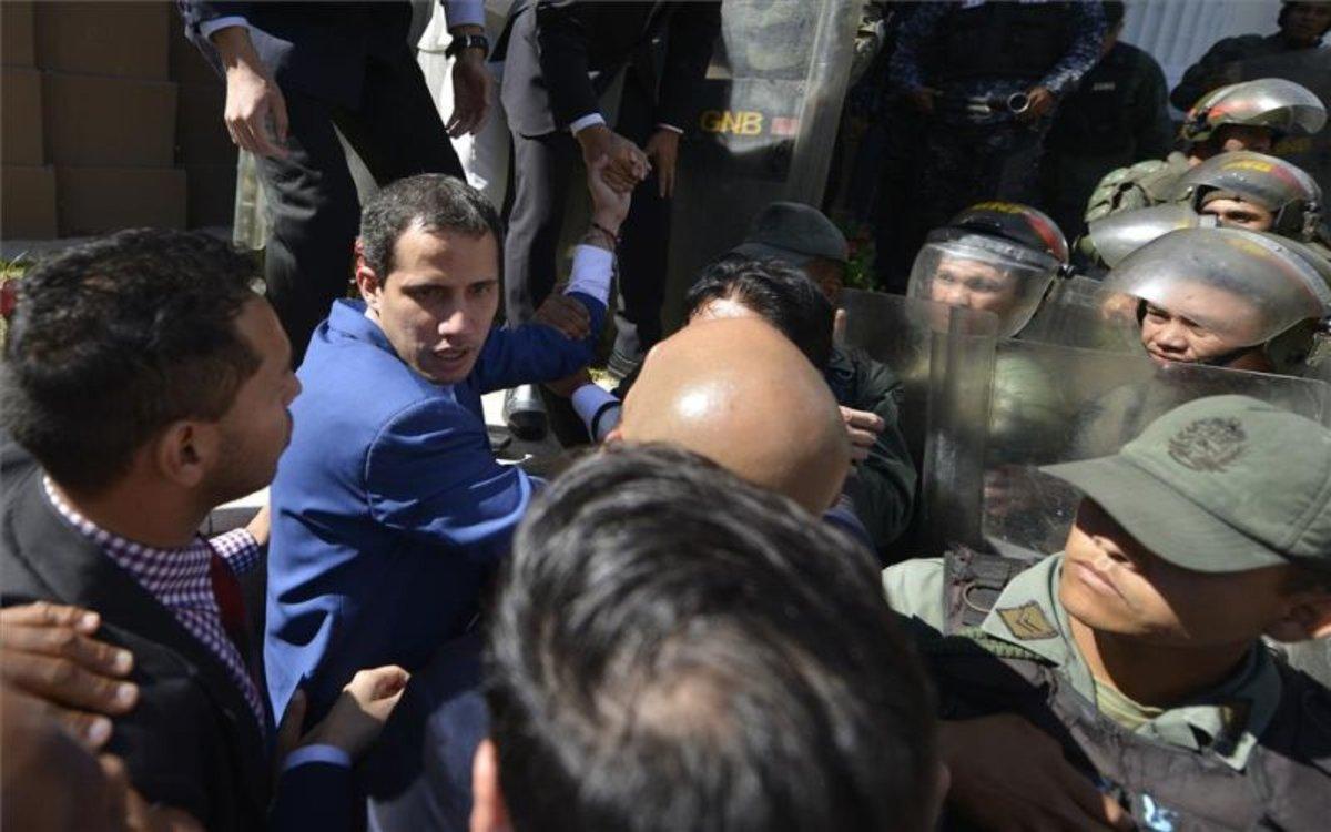 Juan Guaidó es impedido a entrar al Parlamente por la policía de Venezuela.