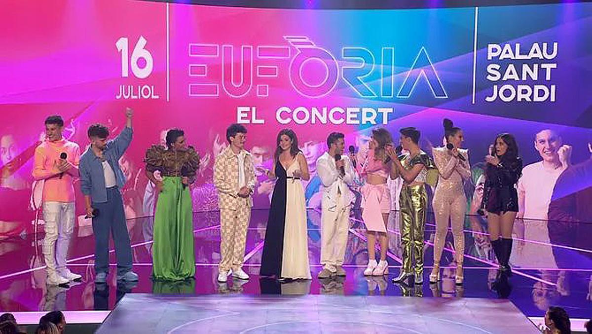 Los concursantes de ’Eufòria’ reciben el anuncio del concierto en el Palau Sant Jordi. 