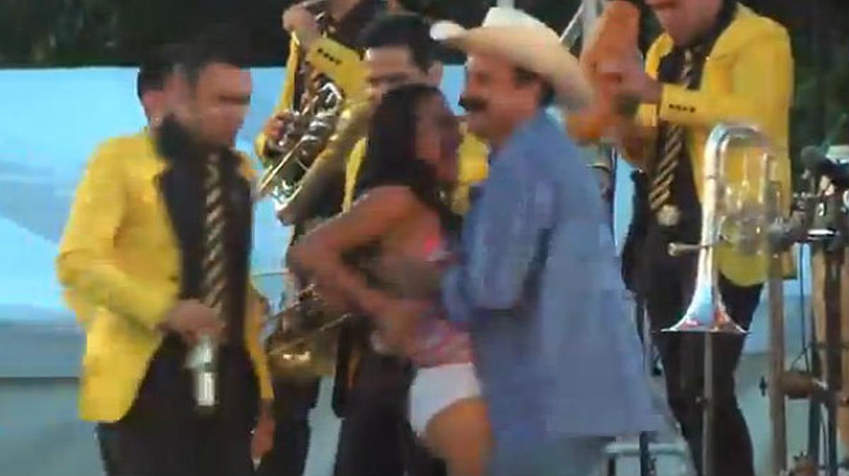 Mayor sobresalir mezcla Un alcalde de México levanta la falda a una joven durante una fiesta