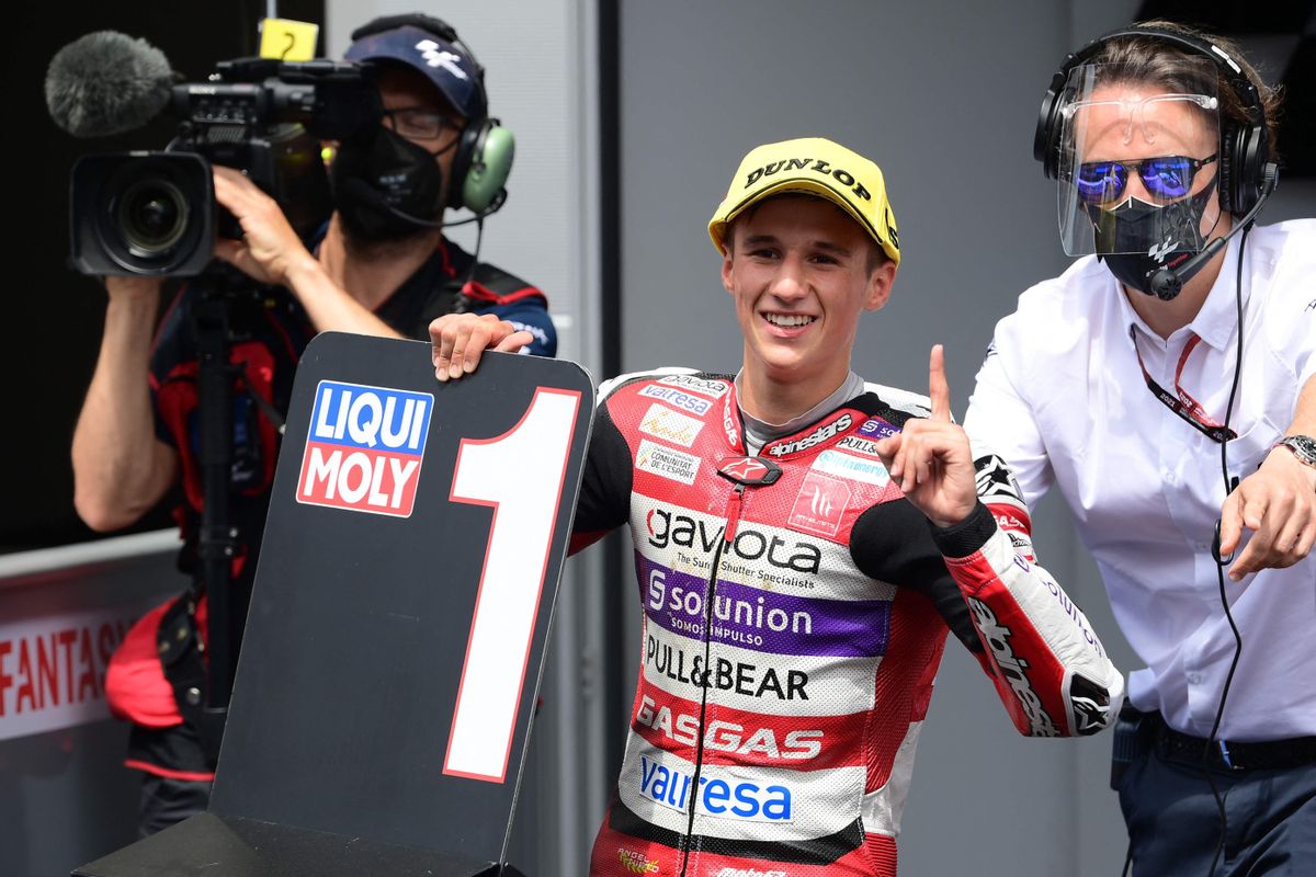 El piloto Sergio García del equipo Gas Gas celebra su triunfo en la carrera de moto 3 del GP de Catalunya El piloto Sergio García del equipo Gas Gas celebra su triunfo en la carrera de moto 3 del GP de Catalunya