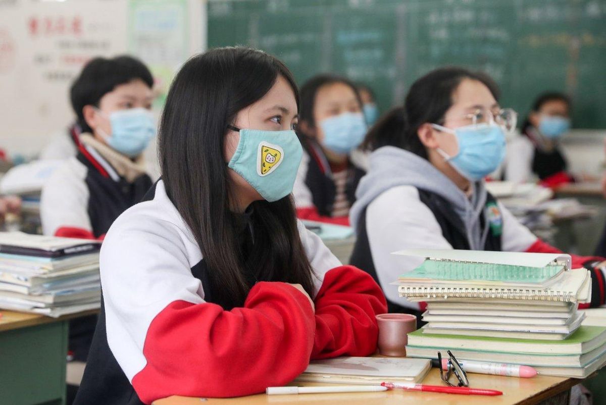 09 April 2020, China, Chongqing: High school grade students wearing face masks attend a class after the term opening was delayed due to the Coronavirus (Covid-19) outbreak. Photo: -/SIPA Asia via ZUMA Wire/dpa 09 April 2020, China, Chongqing: High school grade students wearing face masks attend a class after the term opening was delayed due to the Coronavirus (Covid-19) outbreak. Photo: -/SIPA Asia via ZUMA Wire/dpa