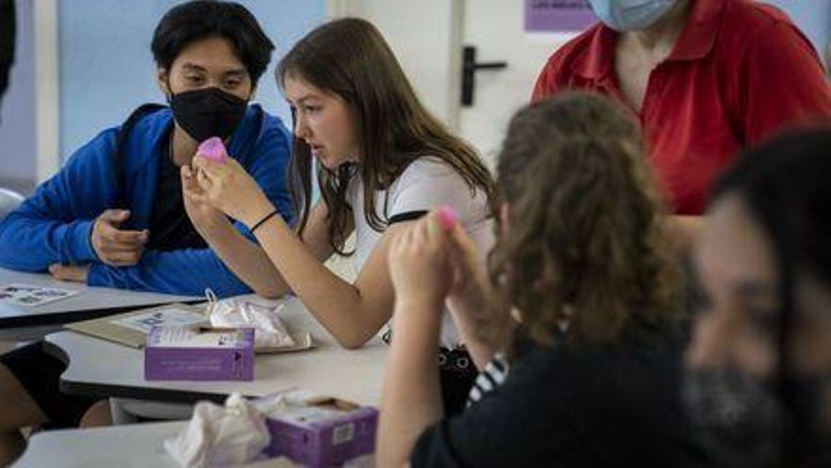 La síndica de Sabadell denuncia falta d’espais per a una correcta higiene menstrual a les escoles La síndica de Sabadell denuncia falta d’espais per a una correcta higiene menstrual a les escoles