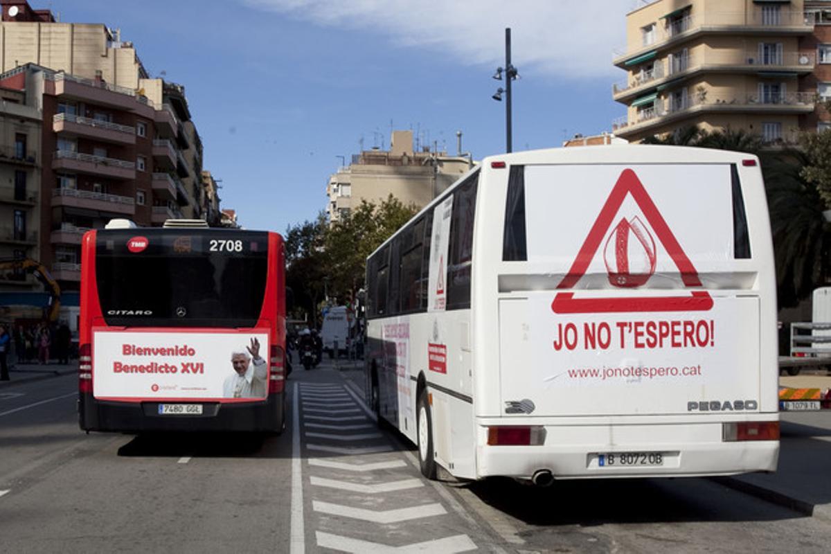 El autobús organizado por asociaciones laicas y ateas, a la derecha, junto a un autobús de línea regular con una publicidad que da la bienvenida al Papa, hoy, en la calle Marina, delante de la Sagrada Família. El autobús organizado por asociaciones laicas y ateas, a la derecha, junto a un autobús de línea regular con una publicidad que da la bienvenida al Papa, hoy, en la calle Marina, delante de la Sagrada Família.