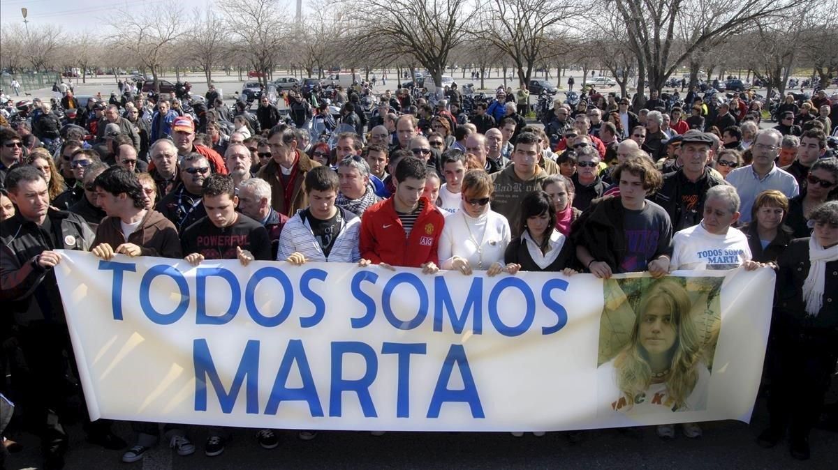 Varios centenares de amigos y vecinos de Marta del Castillo en una concentración. Varios centenares de amigos y vecinos de Marta del Castillo en una concentración.
