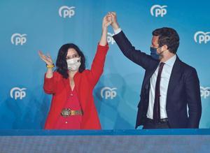 isabel Díaz Ayuso y Pablo Casado, la noche del 4 de mayo, celebran en el balcón de la sede del PP el triunfo del partido en las elecciones autonómicas.