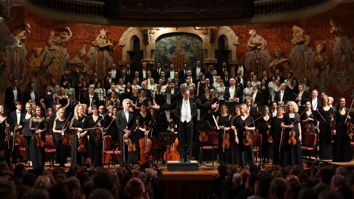 John Eliot Gardiner, este viernes, en el Palau de la Música Catalana junto a su orquesta y coro. John Eliot Gardiner, este viernes, en el Palau de la Música Catalana junto a su orquesta y coro.