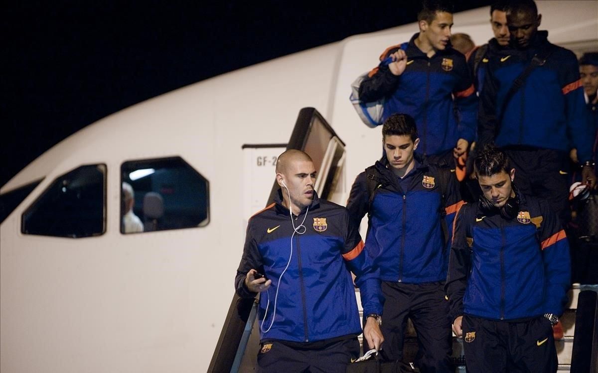 Valdés y Bartra, en primera fila, en El Prat en abril del 2013. Con ellos, Villa, Tello, Xavi y ABidal. Valdés y Bartra, en primera fila, en El Prat en abril del 2013. Con ellos, Villa, Tello, Xavi y ABidal.