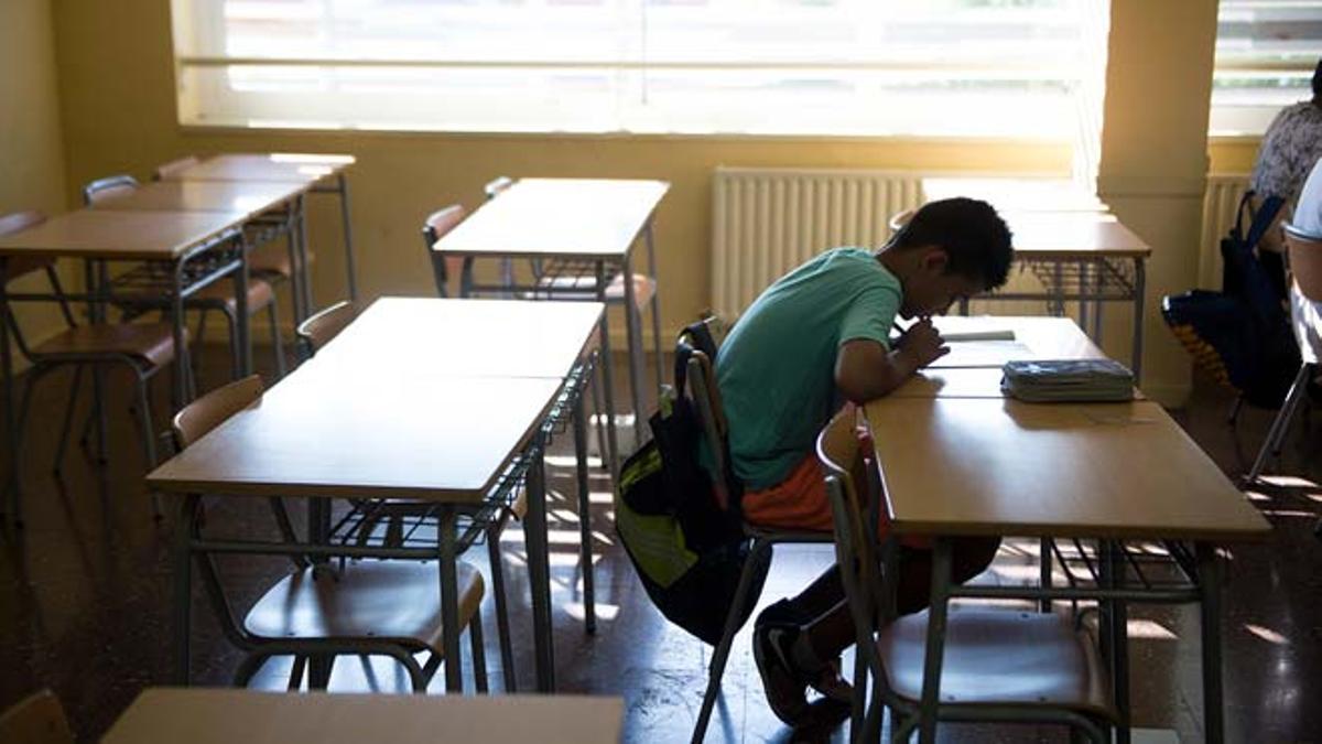 Un alumno en un instituto de Barcelona.